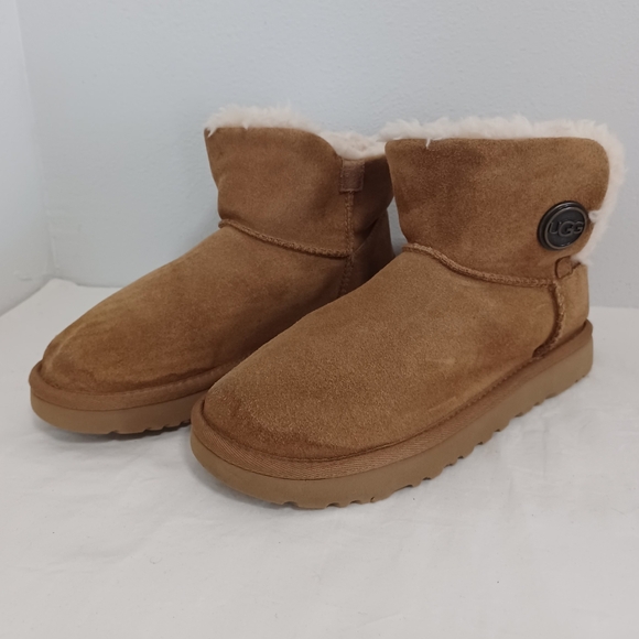 Ugg Mini button Boots Tan/cream Girls Size 6 - Picture 1 of 13